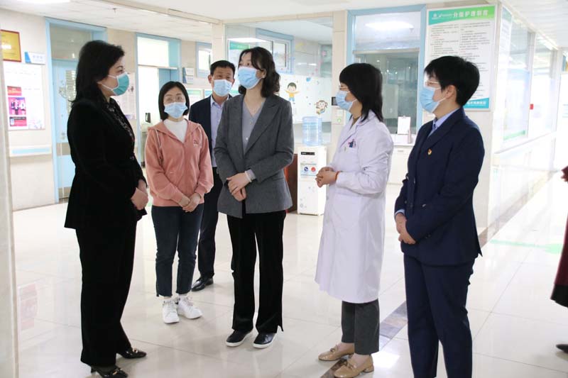 2023年3月31日，臨沂高新區(qū)黨工委委員魏克慧（右三）一行蒞臨兒童早期發(fā)展部看望慰問孤獨癥兒童家屬和醫(yī)護(hù)人員.jpg