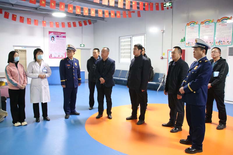 2024年1月31日下午，臨沂高新區(qū)黨工委委員、管委會副主任馬騰飛（右四），應(yīng)急局黨組書記、局長吳蘭廣（左四），消防大隊政治教導(dǎo)員高以磊（左三）一行蒞臨兒童早期發(fā)展部指導(dǎo)工作.jpg