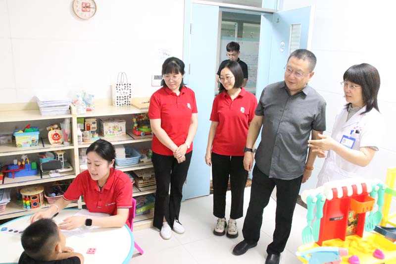 2024年6月14日，山東省衛(wèi)生經(jīng)濟(jì)協(xié)會(huì)會(huì)長，山東省醫(yī)學(xué)會(huì)副會(huì)長，山東省衛(wèi)生健康委員會(huì)二級(jí)巡視員、醫(yī)療管理服務(wù)中心原黨委書記、主任王愛杰（右二）蒞臨兒童早期發(fā)展部參觀指導(dǎo)工作.jpg